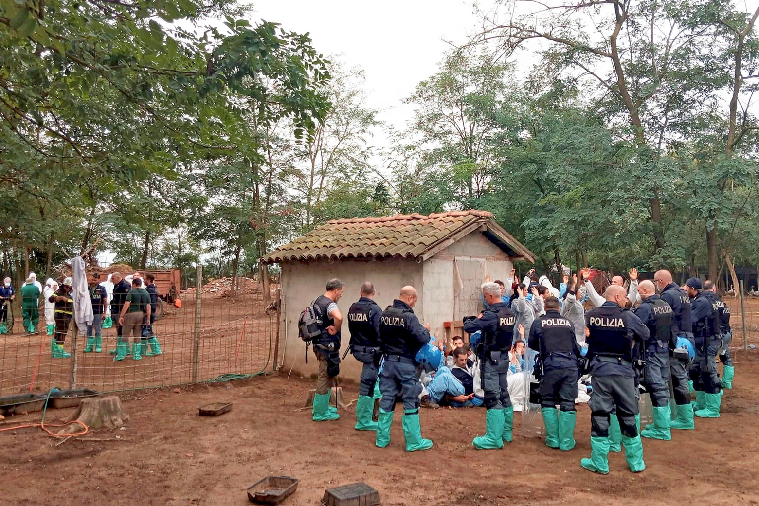 La polizia sgombera il presidio animalista a Zinasco