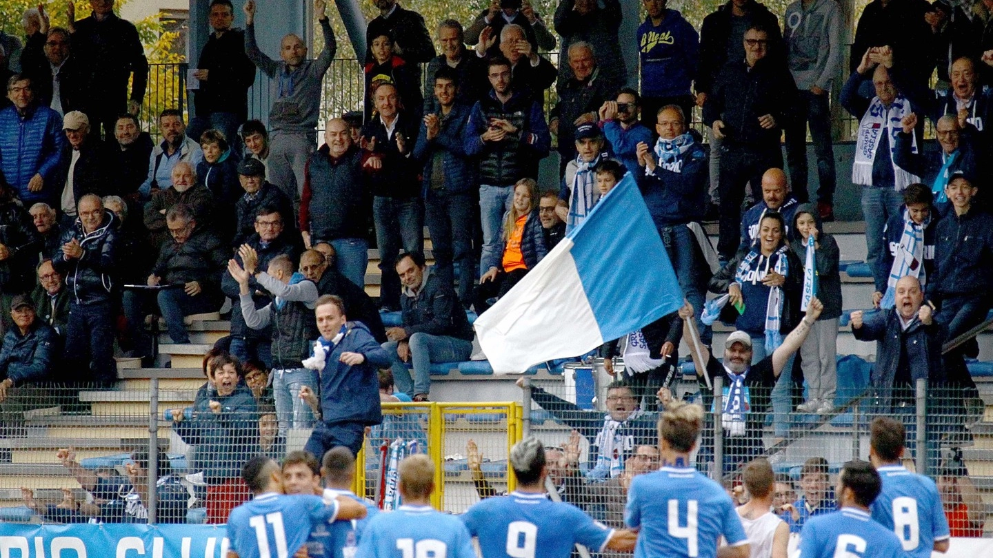 Giocatori in campo e tifosi sugli spalti festeggiano un gol alla Castellina