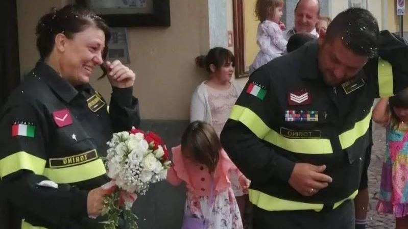 La tragedia del Morandi. Amore nato sotto le macerie. Nozze tra due vigili del fuoco La tragedia del Morandi. Amore nato sotto le macerie. Nozze tra due vigili del fuoco