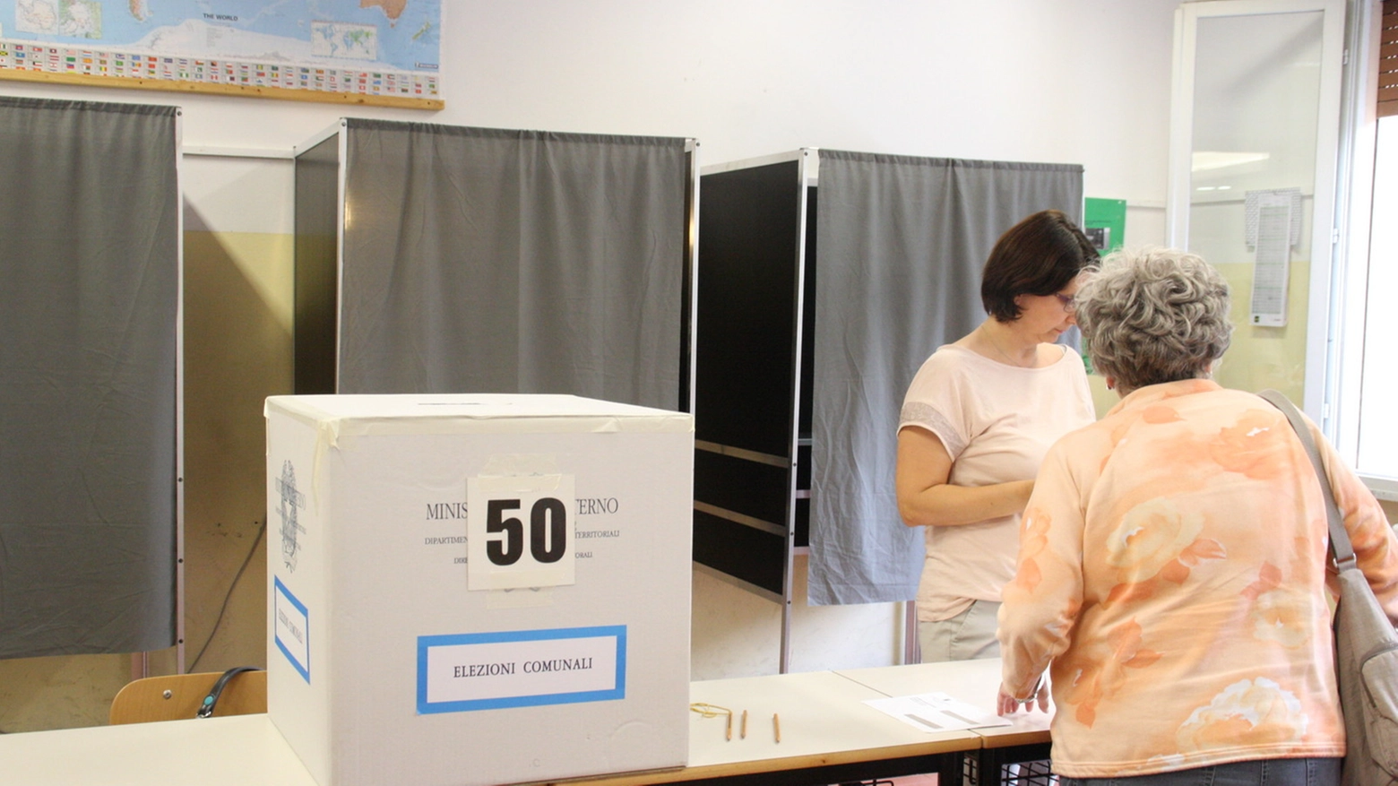Un seggio elettorale (foto Corelli)