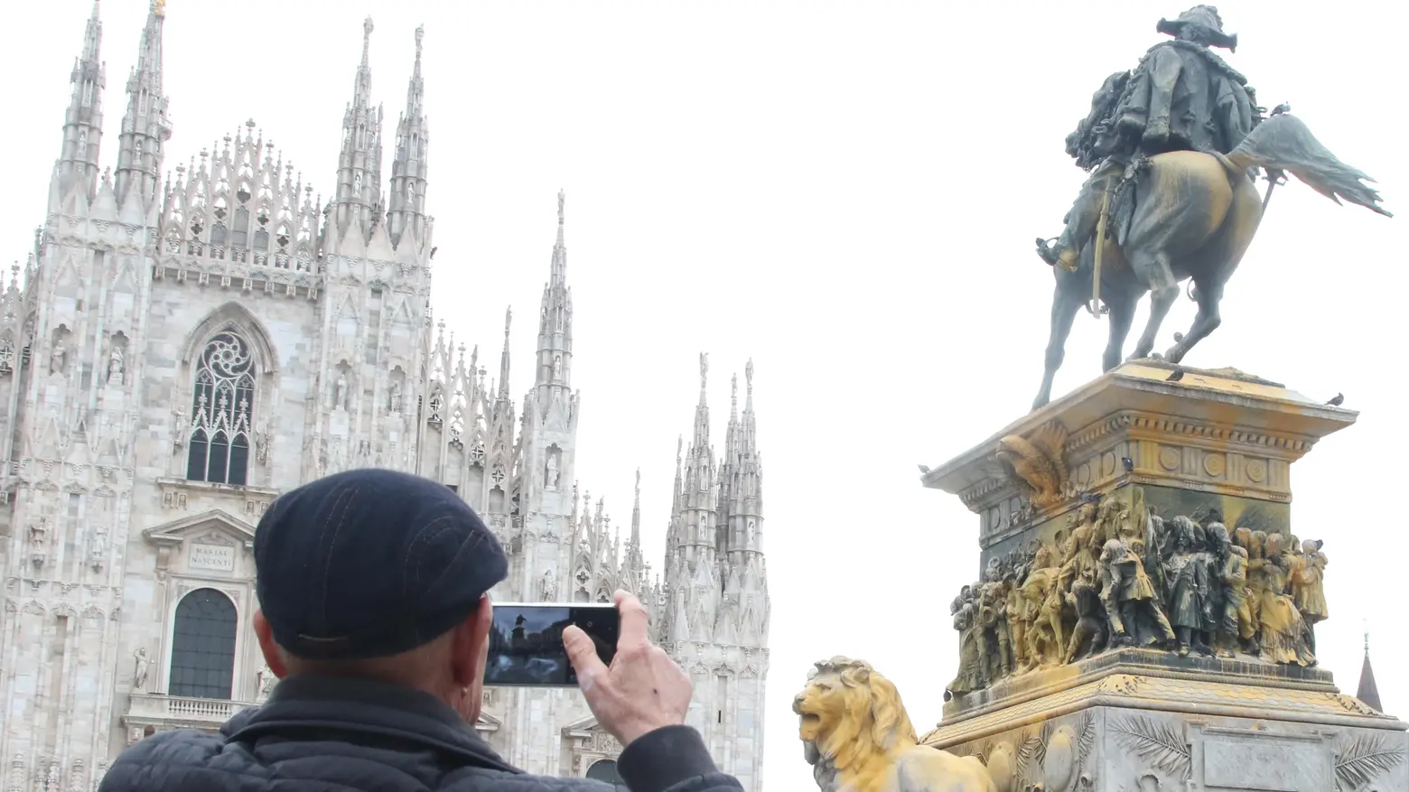 La statua in piazza Duomo Una donazione per pulirla La statua in piazza Duomo Una donazione per pulirla