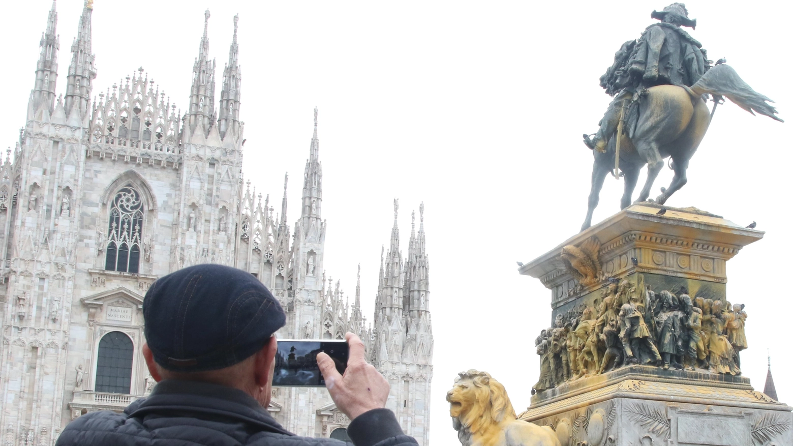La statua in piazza Duomo  Una donazione per pulirla
