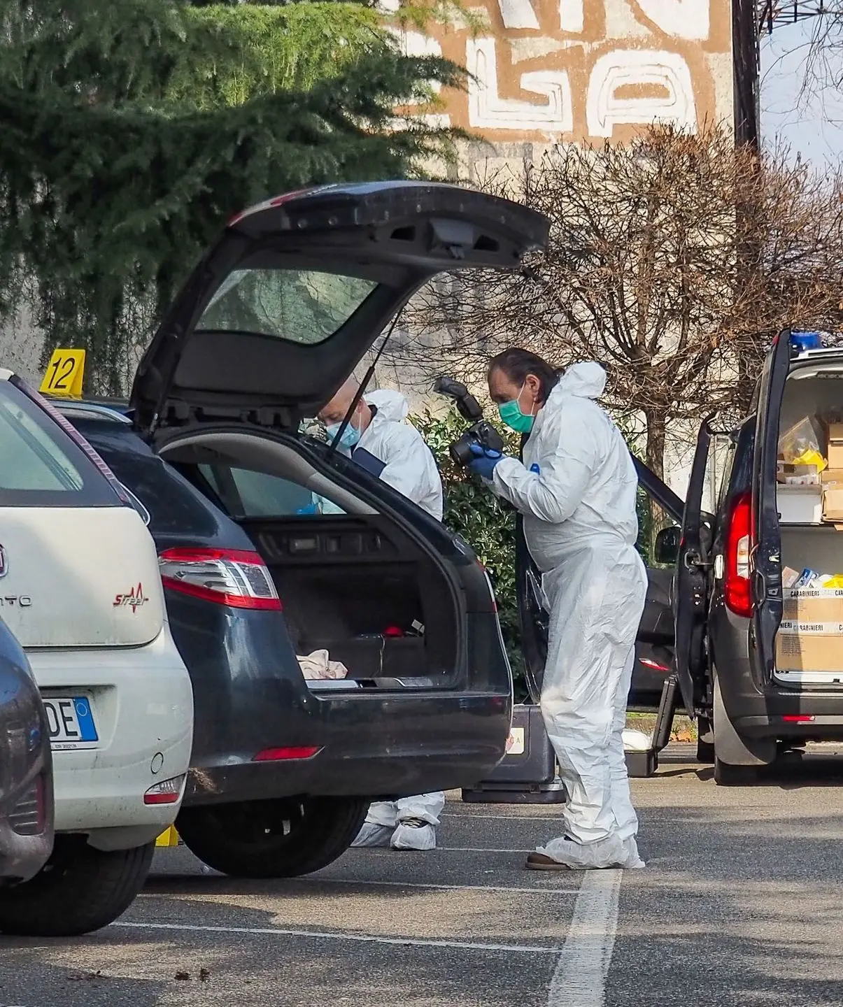 Due coltelli e alcol, così Marco Gilona aveva pianificato l'omicidio-suicidio dopo il crac