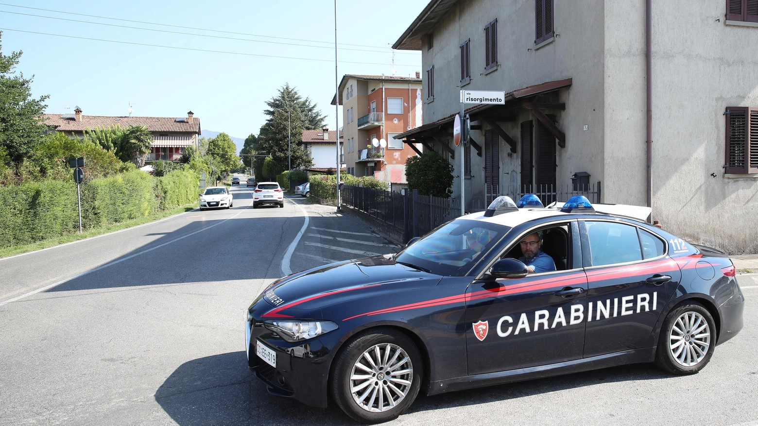 Corte Franca, carabinieri vicino alla casa del bambino ferito da proiettile
