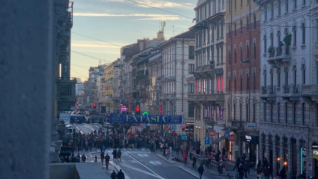 Il corteo attraversa corso Buenos Aires