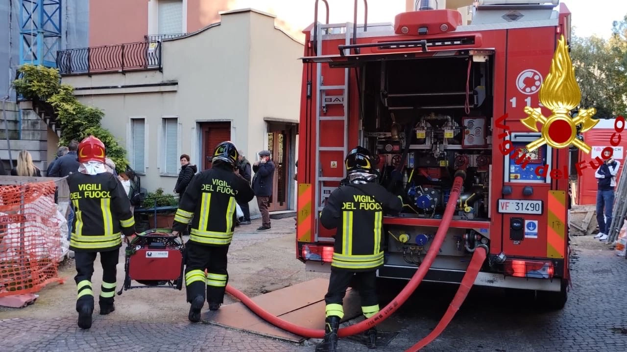 L'intervento dei vigili del fuoco in via Armellini 10 a Milano