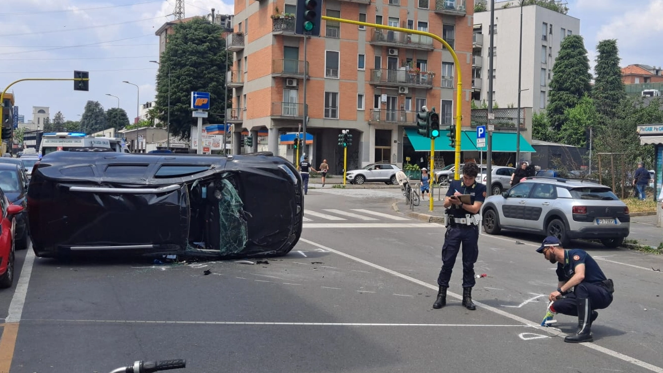 Via Marco D'Agrate, auto ribaltata in strada