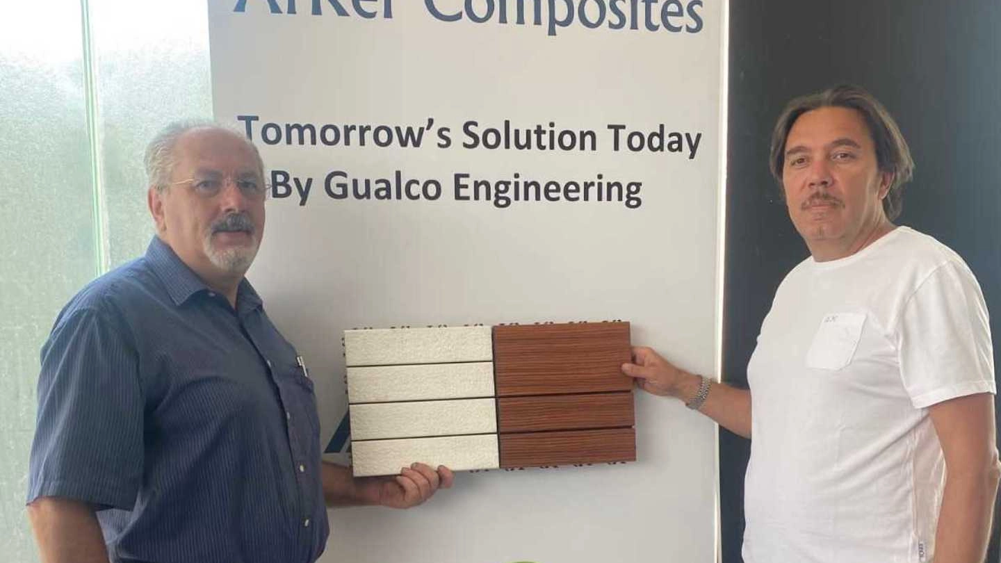 Mario Gualco (a destra) e Luca Manuguerra con il nuovo materiale ottenuto dal polistirolo