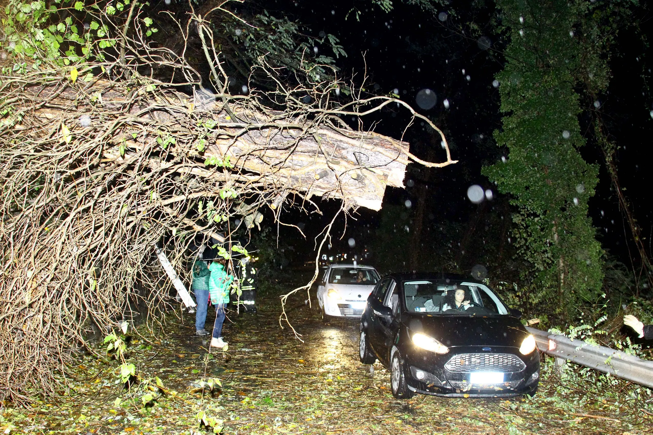 Maltempo in Valtellina, ancora centinaia di persone isolate