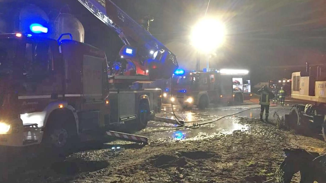 Trattore in fiamme. Incendio in un cascinale nei campi di Morimondo Trattore in fiamme. Incendio in un cascinale nei campi di Morimondo
