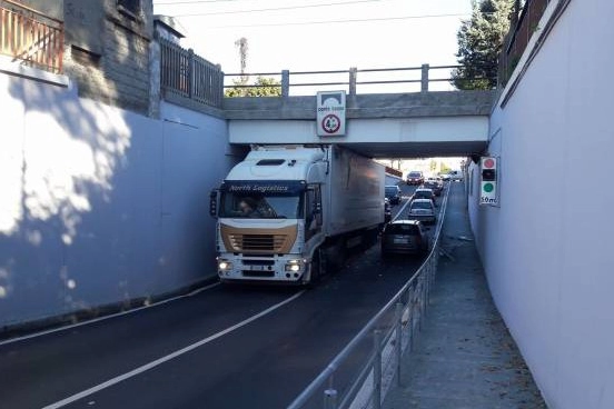 Uno dei tanti tir incastrati