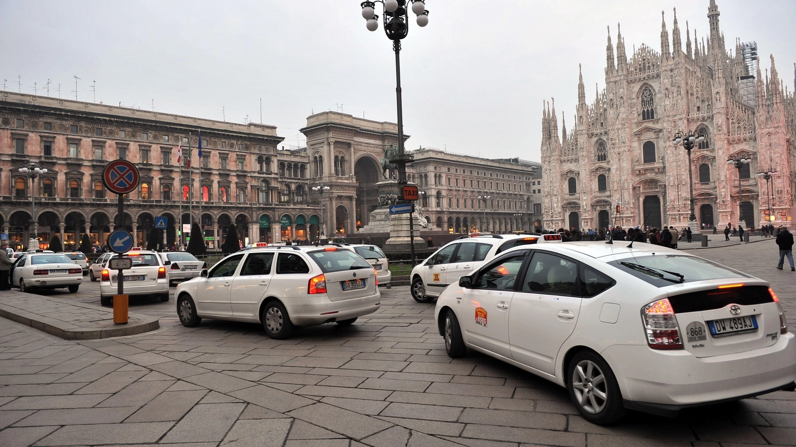 Taxi in piazza Duomo