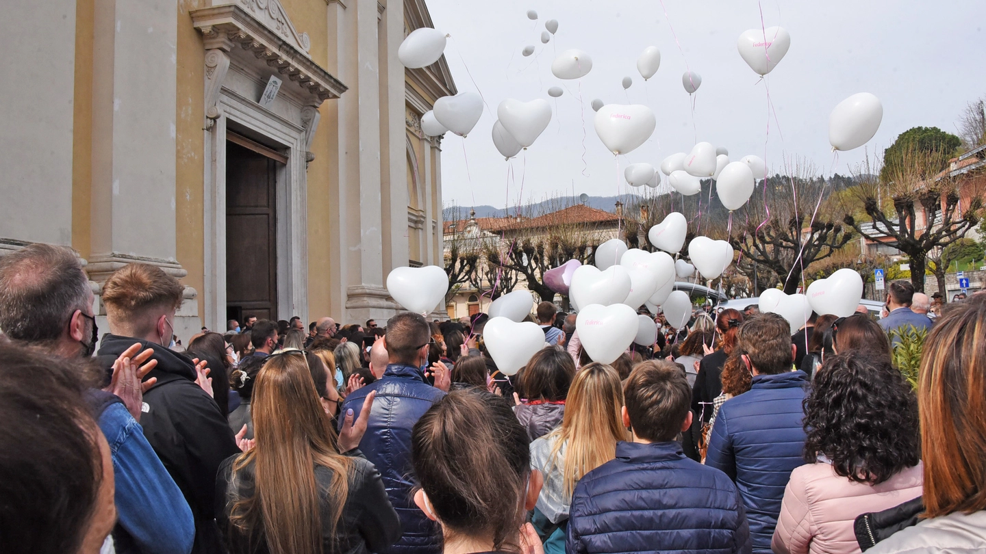 Palloncini bianchi a forma di cuore ai funerali di Federica Bena