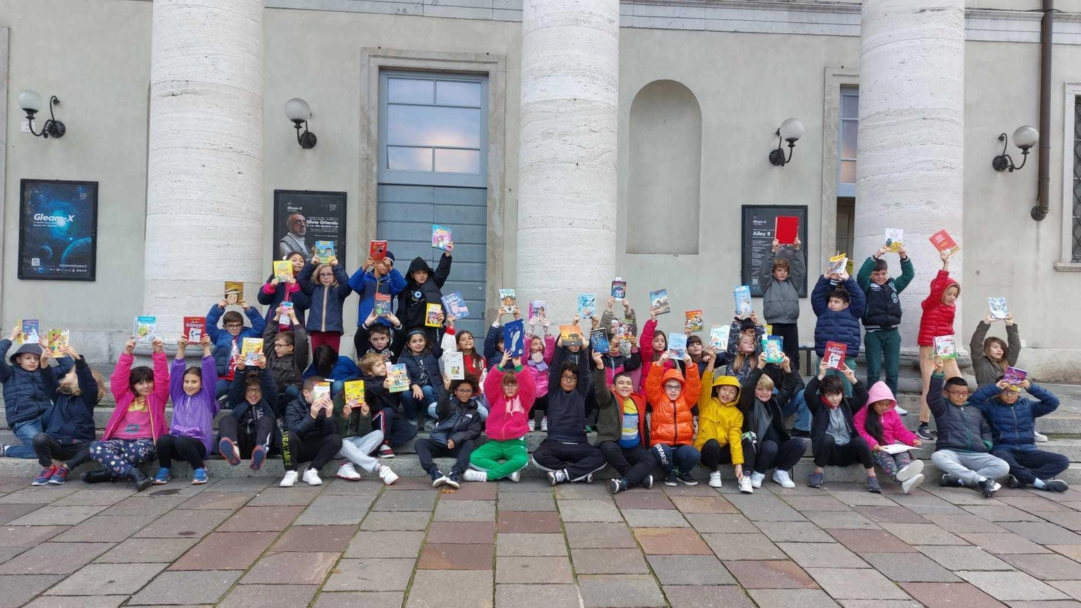 Flashmob per favorire la lettura. Tutti in piazza per donare un libro Flashmob per favorire la lettura. Tutti in piazza per donare un libro