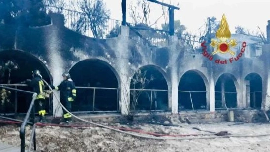 Incendio al Resort Relais Is Morus (Foto vigili del fuoco)