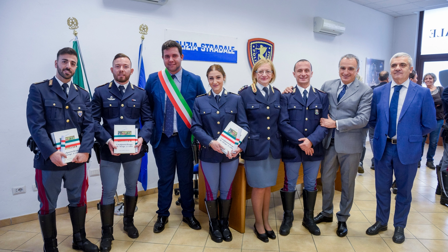 I tre agenti con il sindaco Delmiglio, il prefetto Cardona e le istituzioni presenti