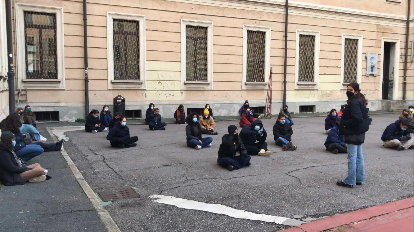 Scuola, studenti occupano il cortile del liceo Manzoni: "Riaprire in sicurezza"/ VIDEO