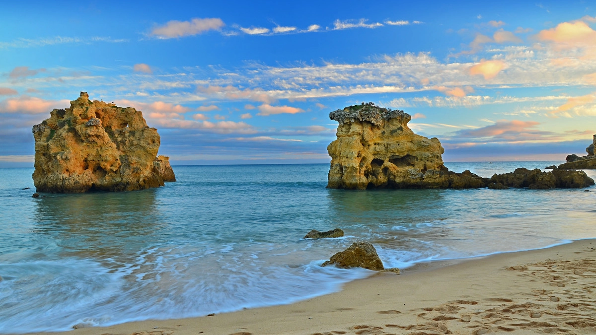 La spiaggia di São Rafael nel sud del Portogallo