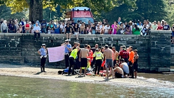 Como, malore dopo il tuffo nel lago: recuperato dai sommozzatori e rianimato è gravissimo