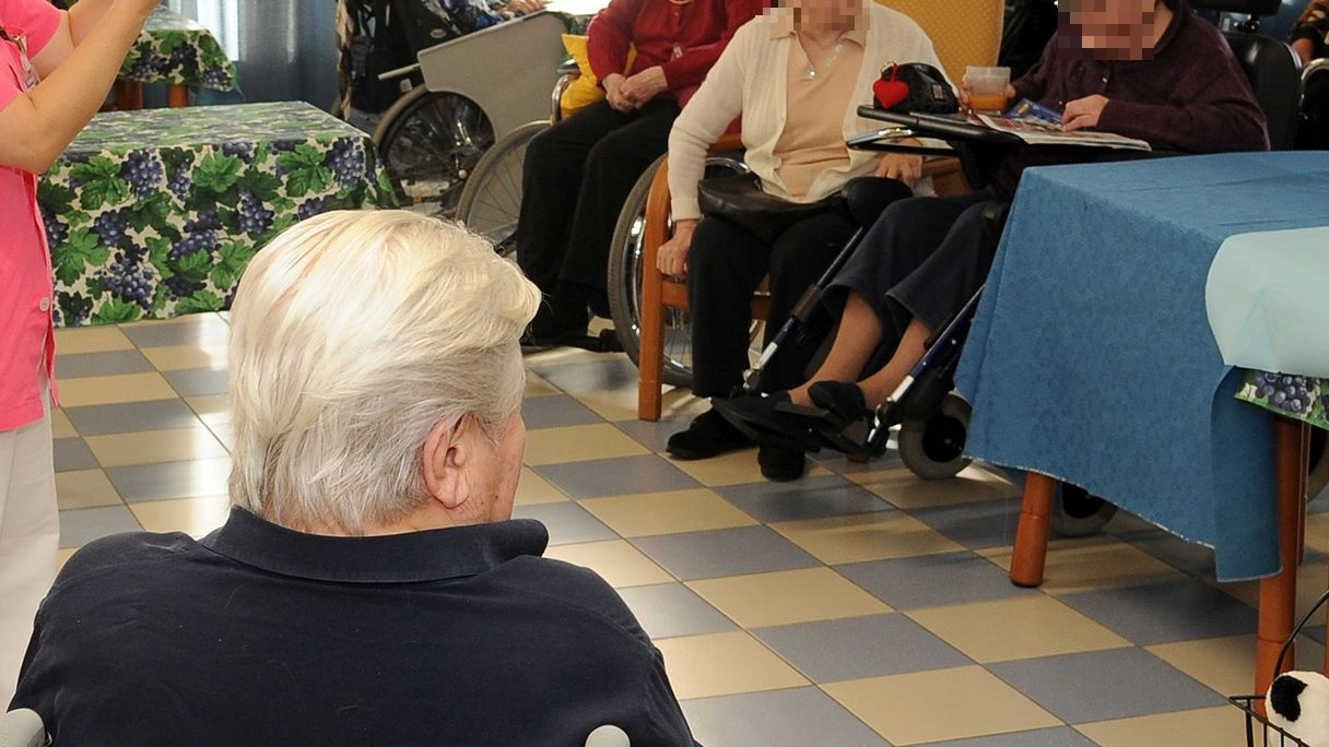 Anziano in una casa di riposo (foto d'archivio)