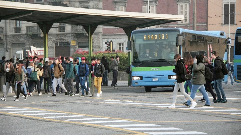 Studenti alla fermata dell'autobus