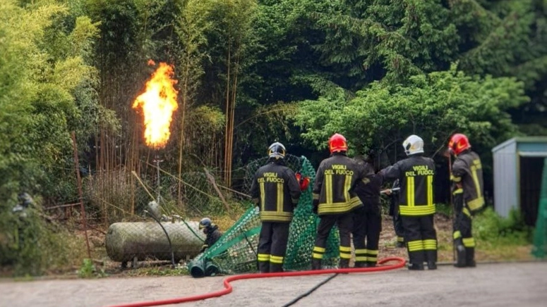 L'intervento di bonifica dei serbatoi da parte dei vigili del fuoro