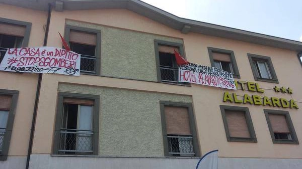 L'albergo occupato a Brescia (Foto Facebook)