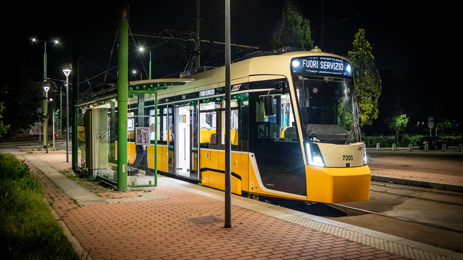 Tramlink, uno dei nuovi tram milanesi che fa una prova in notturna