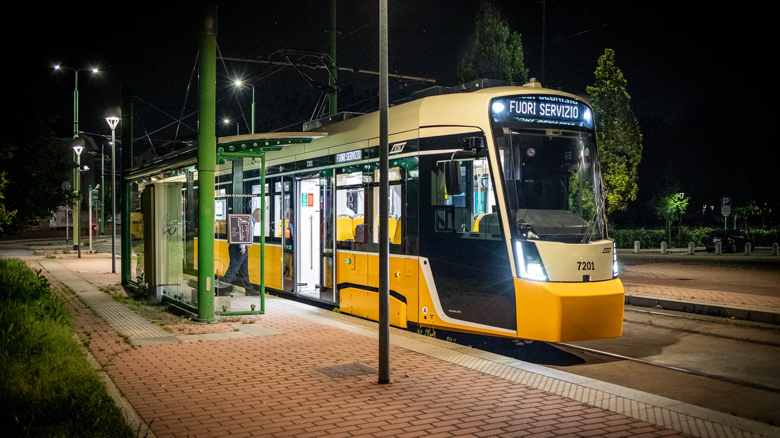 Tramlink, uno dei nuovi tram milanesi che fa una prova in notturna Tramlink, uno dei nuovi tram milanesi che fa una prova in notturna