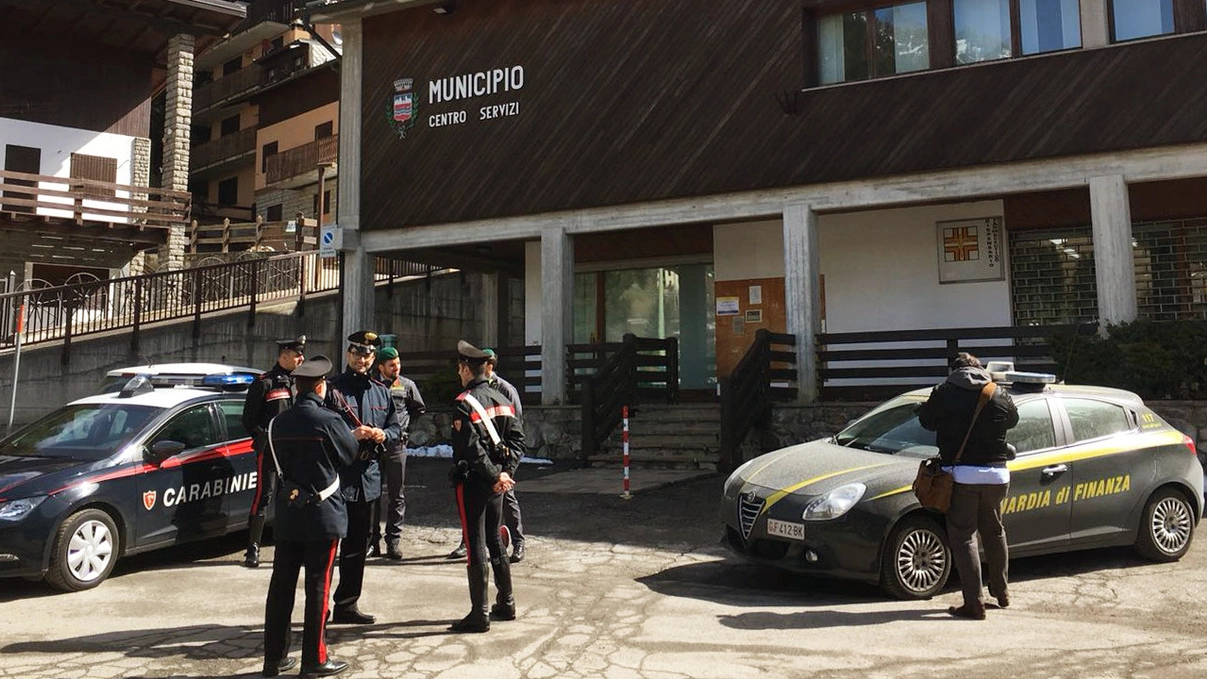 Carabinieri e Fiamme gialle in municipio a Foppolo