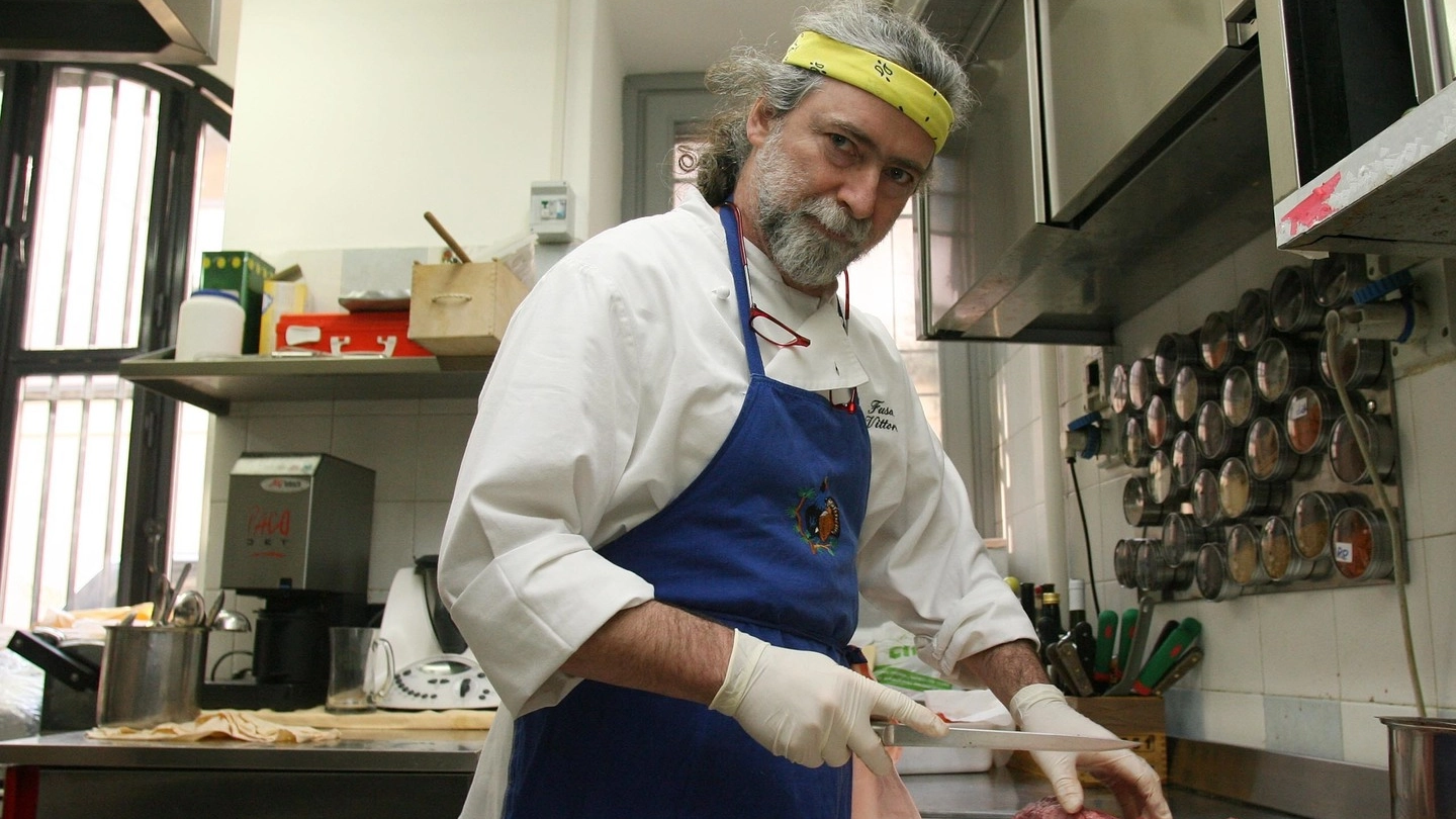 Vittorio Fusari impegnato in un taglio di carne nella cucina del celebre “Il Volto"