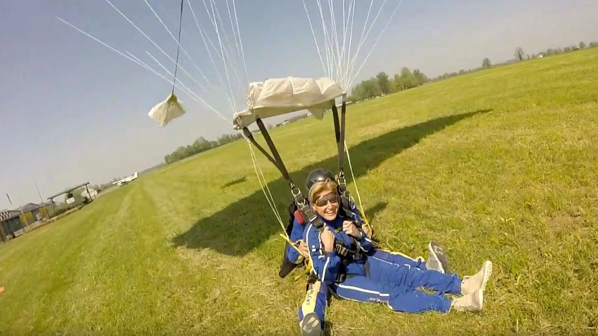 Giovanna Gargioni a terra dopo il lancio con il paracadute