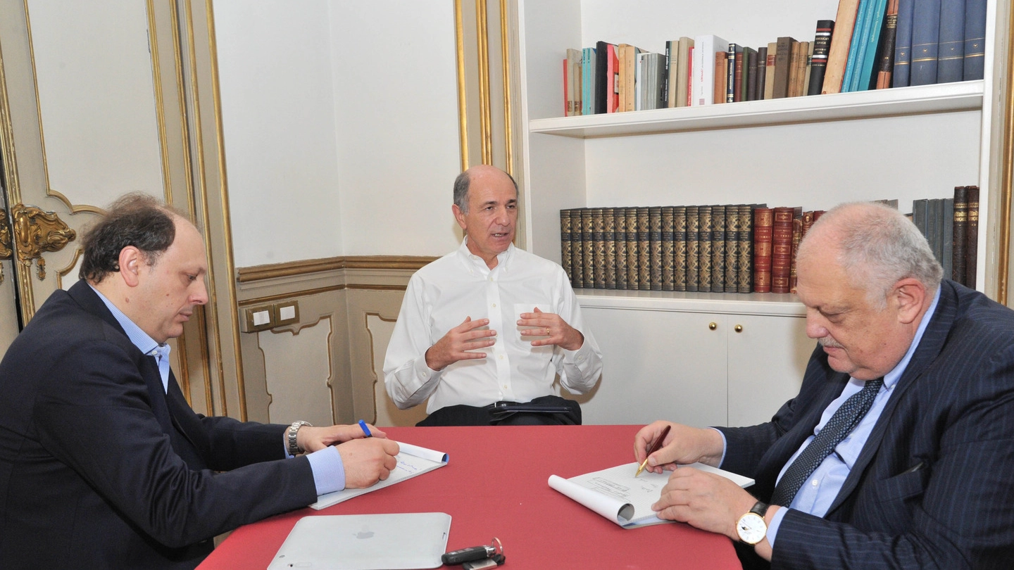 Da destra: Giancarlo Mazzuca, direttore del «Giorno», il leader di Italia Unica, Corrado Passera, e il caporedattore Sandro Neri