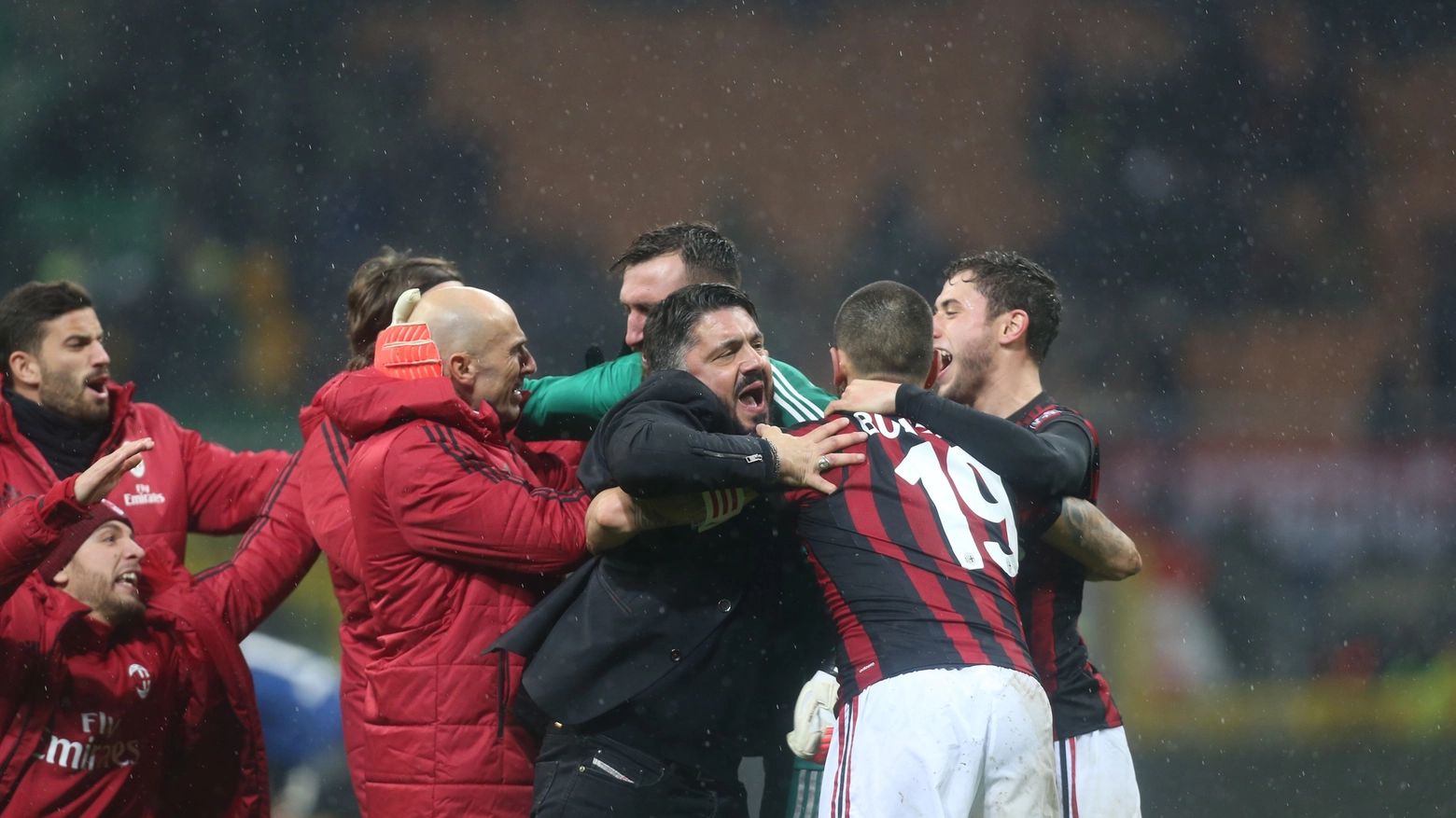 Il Milan esulta, la squadra intorno a Gattuso