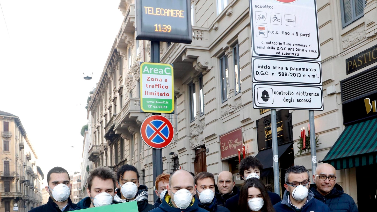 Protesta della Lega a Milano per gli alti livelli di smog (Ansa)