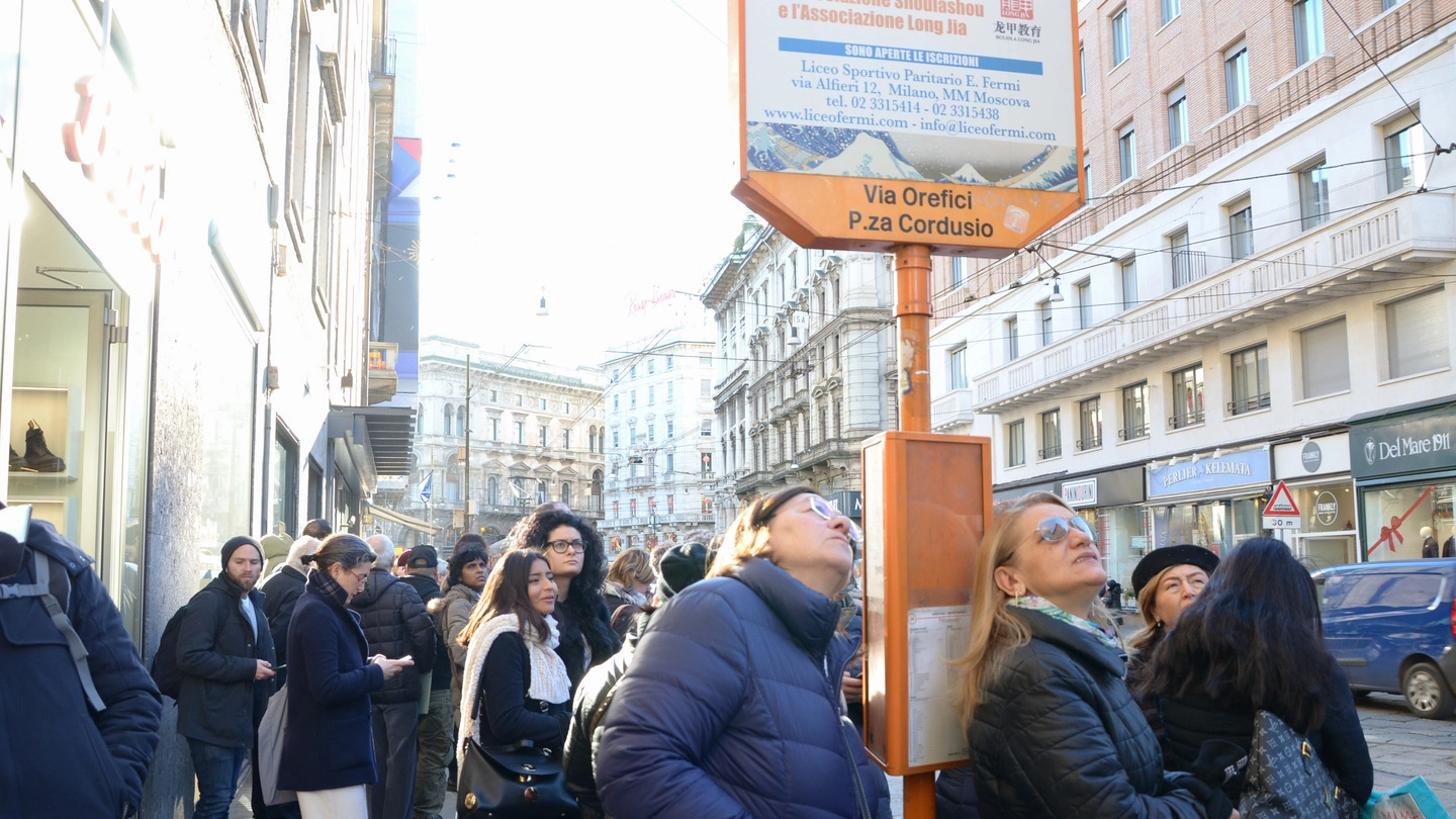 Passeggeri in attesa del bus in piazza Cordusio