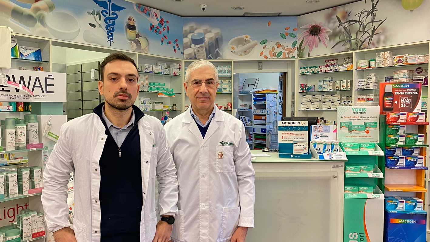 Andrea Iacopo Bassini e il padre Guido, titolari della farmacia