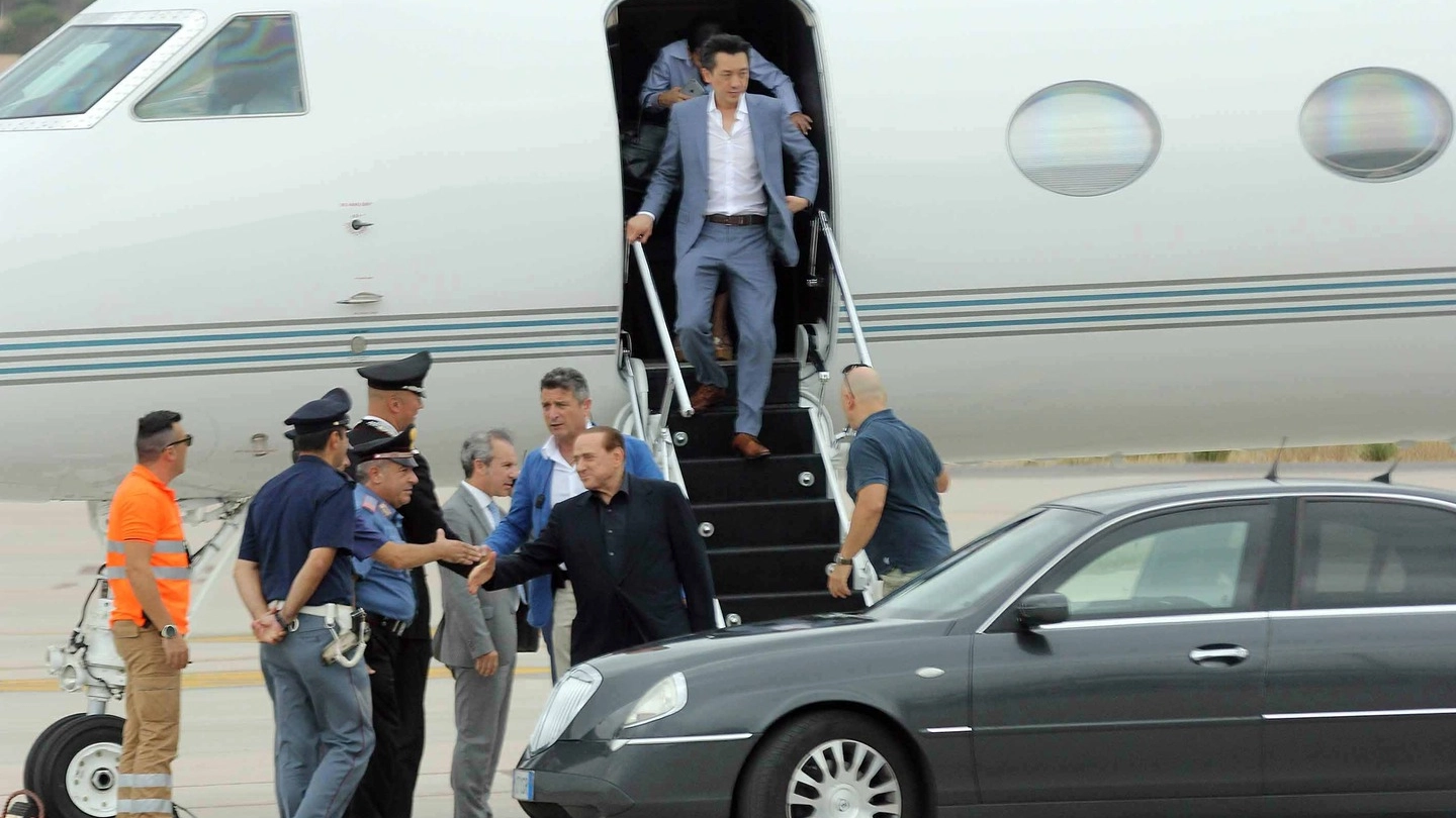 Silvio Berlusconi e mr Bee Taechaubol atterrano in Sardegna