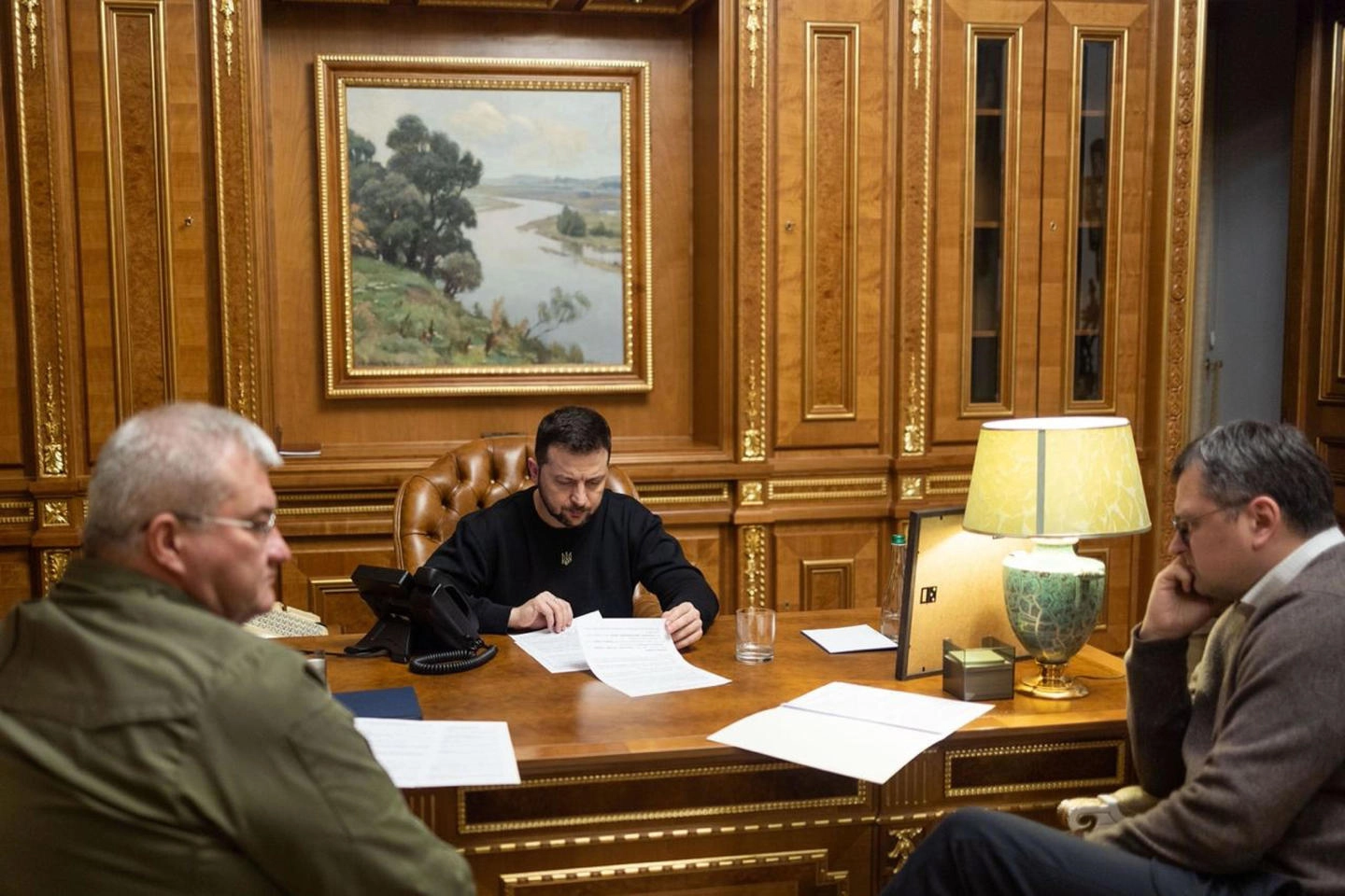 Il presidente ucraino Zelensky a colloquio con i suoi collaboratori (Ansa / Telegram)