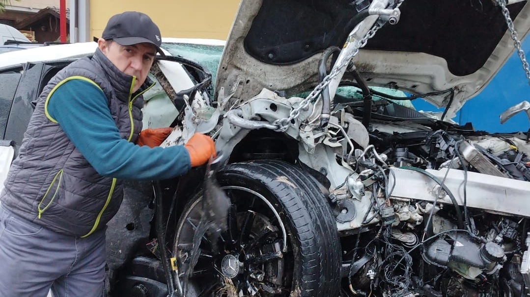 L'auto finita contro la massicciata (Torres) L'auto finita contro la massicciata (Torres)