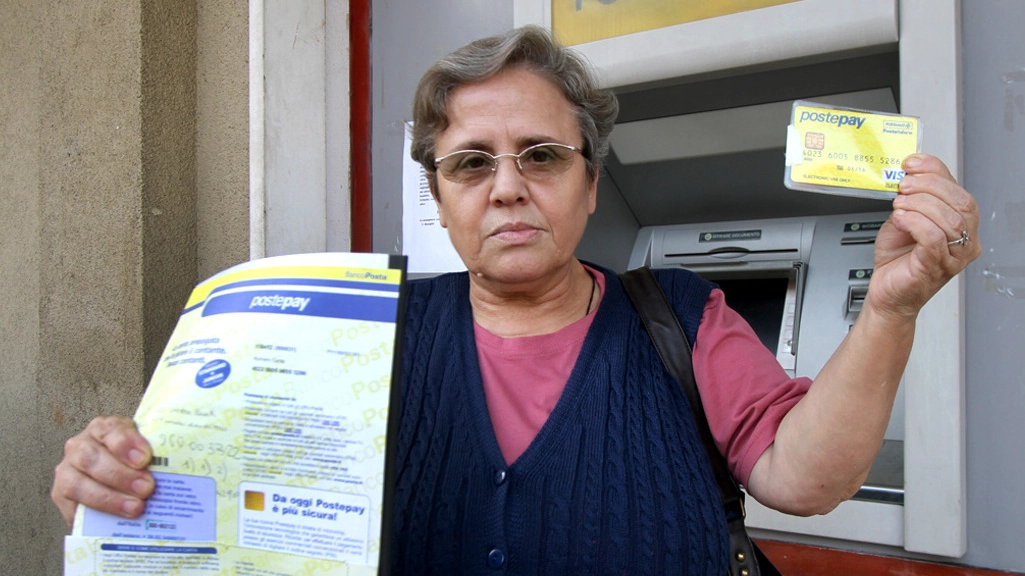 Anna Passaro mostra la carta Postepay del figlio che sarebbe stata clonata e il documento della segnalazione alle Poste