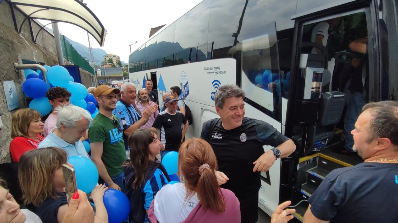 Lecco in finale, la festa dei tifosi per l’arrivo della squadra in una città che ora sogna la B