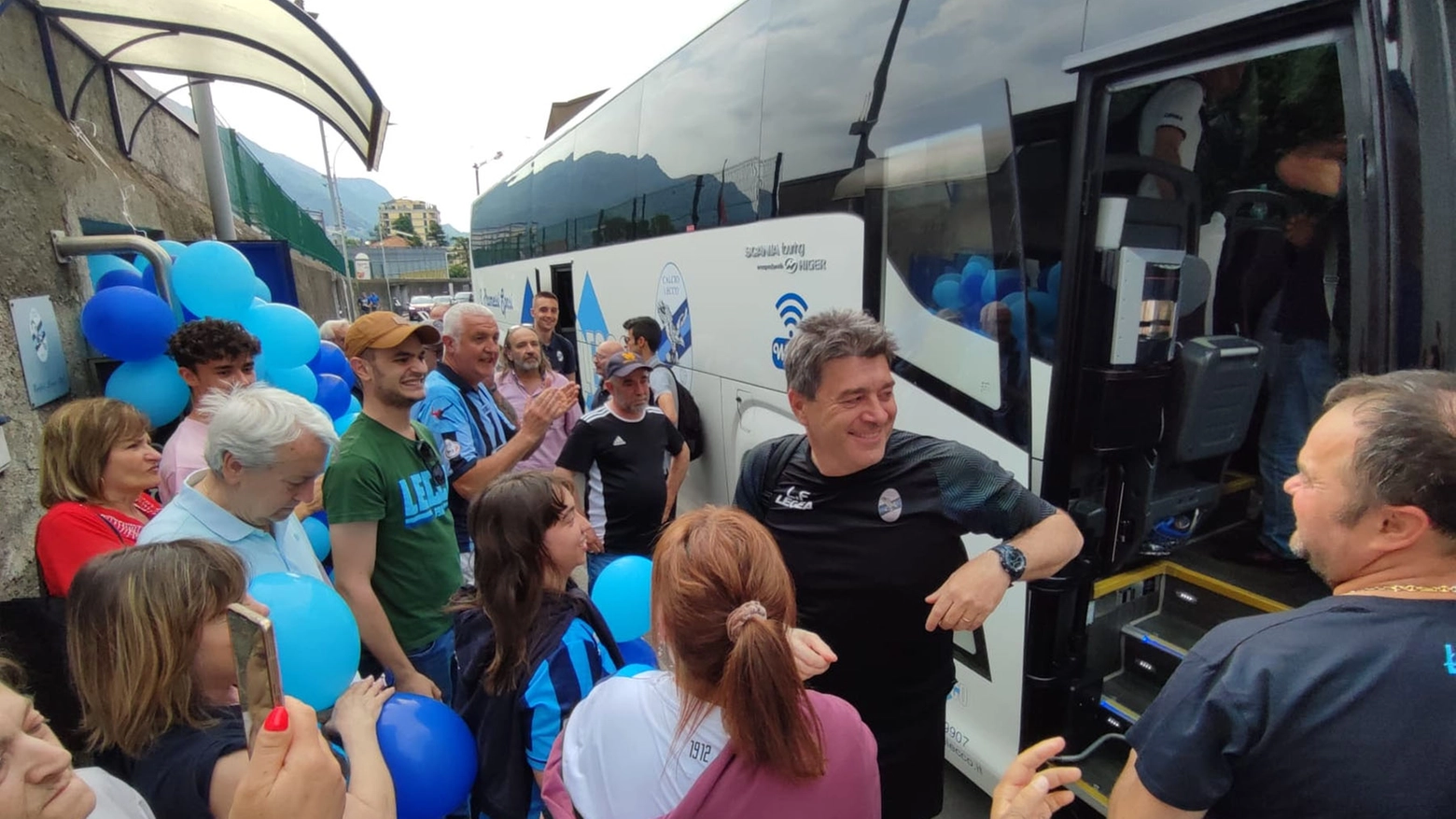 L'allenatore Luciano Foschi accolto dall'affetto dei tifosi blucelesti allo stadio