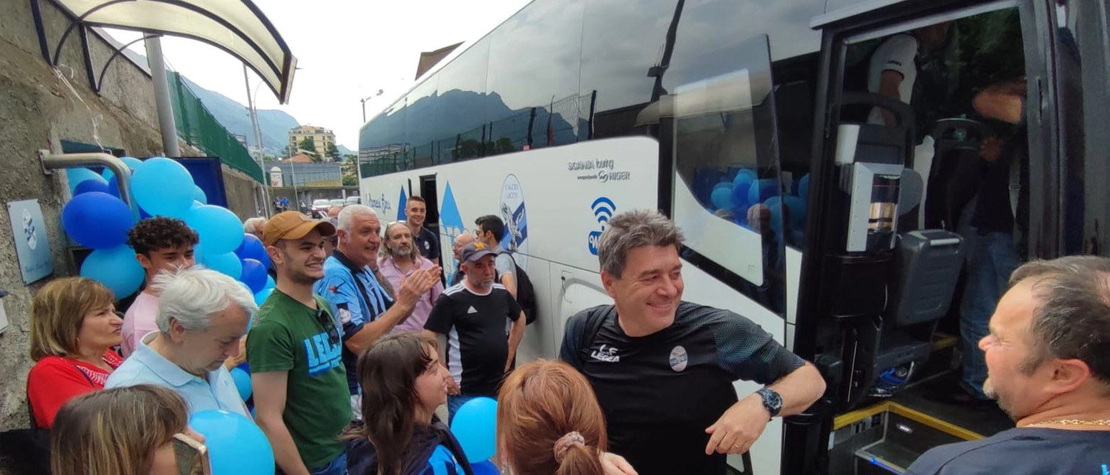 Lecco in finale, la festa dei tifosi per l’arrivo della squadra in una città che ora sogna la B