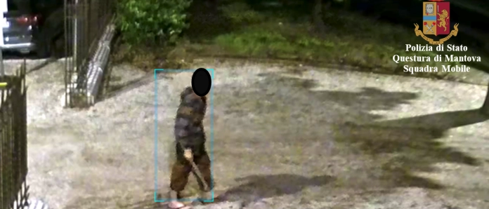 Mantova, forza e danneggia i portoni del Palazzo Ducale: identificato dalla polizia