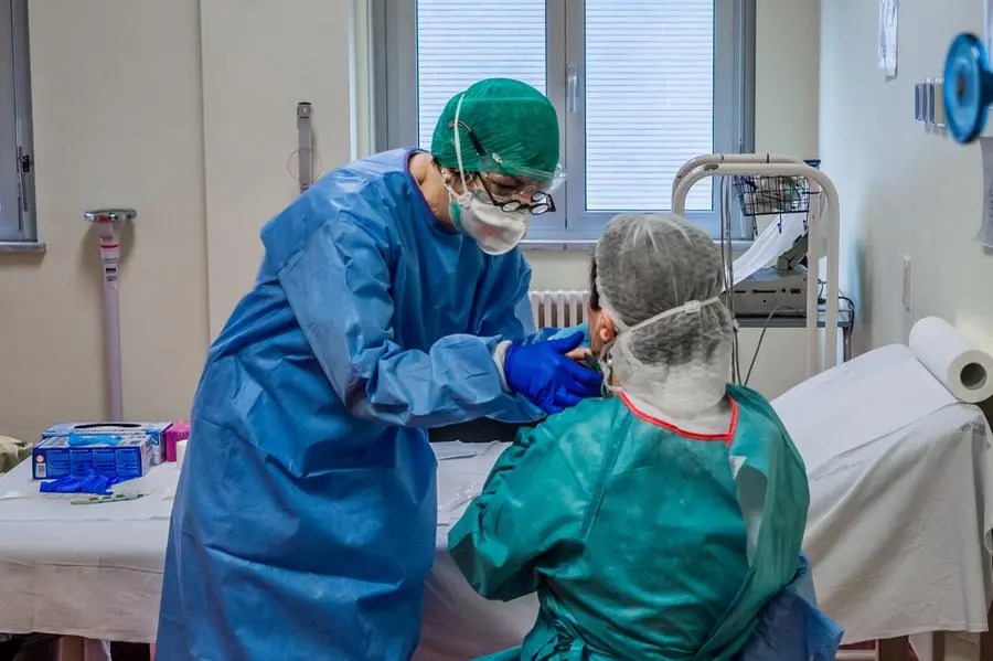 Coronavirus, 85enne pluripatologico batte il virus: "Ce l'ha fatta, è guarito"
