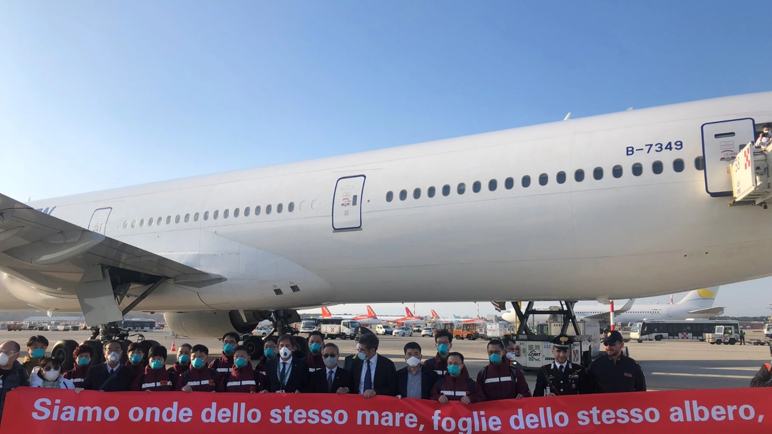 L'aereo con gli aiuti cinesi a Malpensa (foto Twitter)