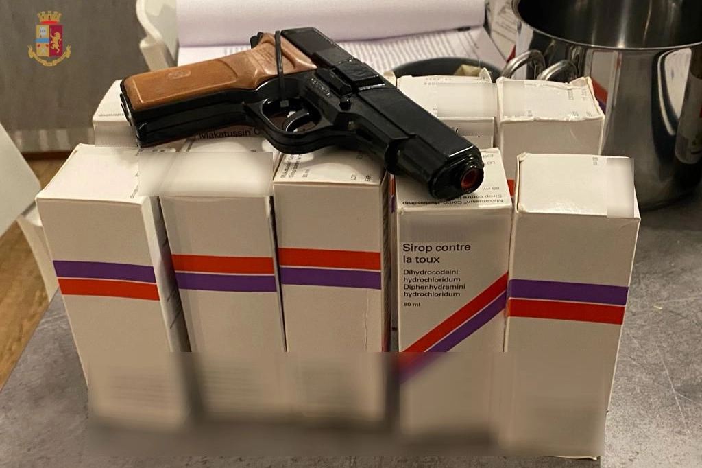 La pistola giocattolo e i medicinali sequestrati dalla polizia