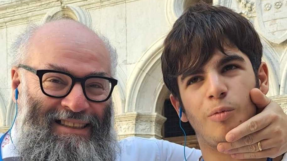 Nico Acampora con il figlio Leo che ha iniziato quest’anno a Cinisello la scuola per diventare cuoco