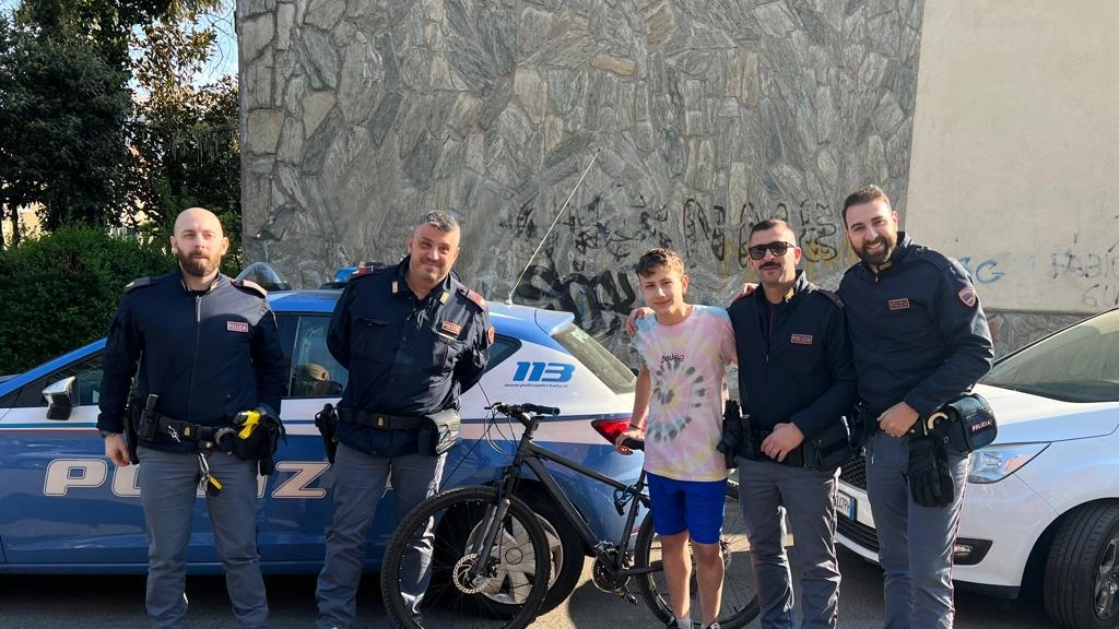 Ruba la bicicletta a un dodicenne La polizia la ritrova Ruba la bicicletta a un dodicenne La polizia la ritrova